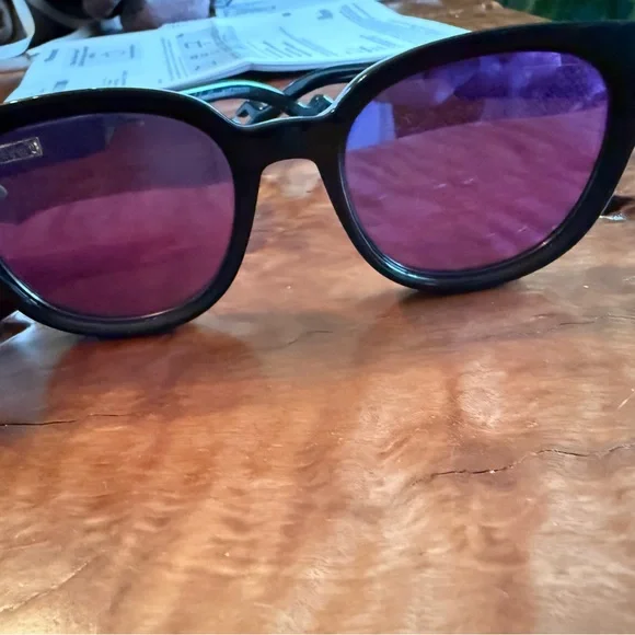 Gucci Black Frame Sunglasses with Purple Mirrored Lenses - Picture 3 of 8